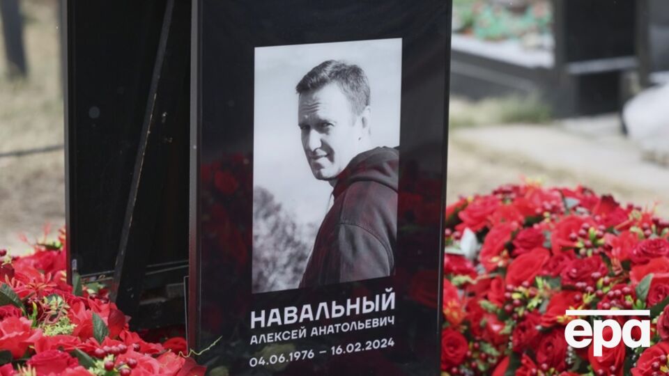 Навальный умер в заключении около года назад