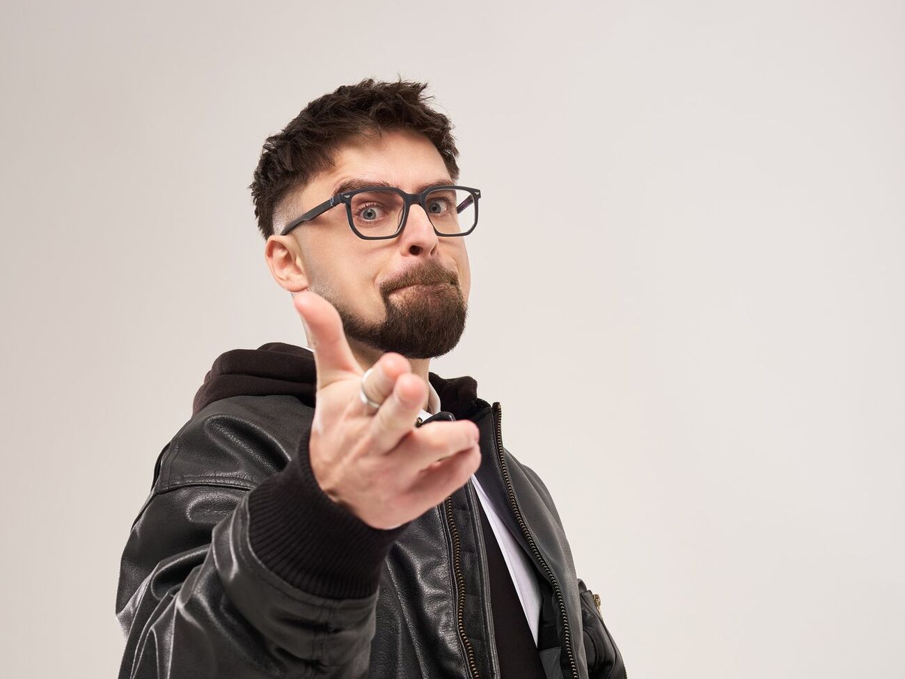 Julik: Це пісня про людей, які не поруч фізично, але постійно поруч у думках