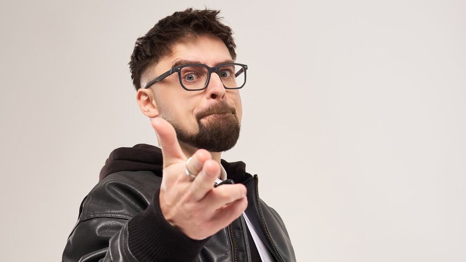 Julik: Это песня о людях, которые не рядом физически, но постоянно рядом в мыслях