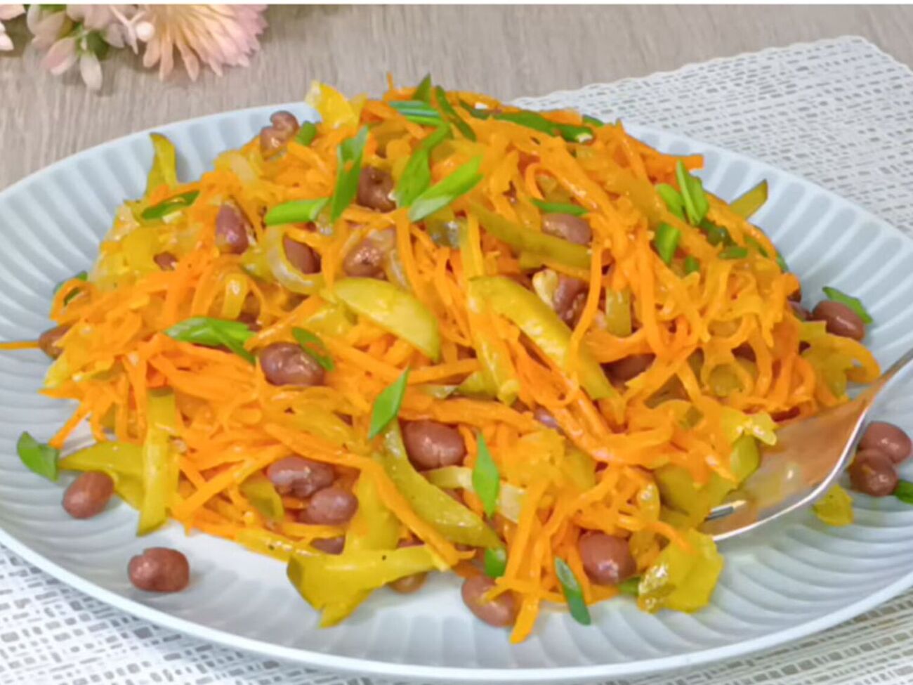 Салат можна подавати одразу, але, постоявши в холодильнику, він стає ще смачнішим