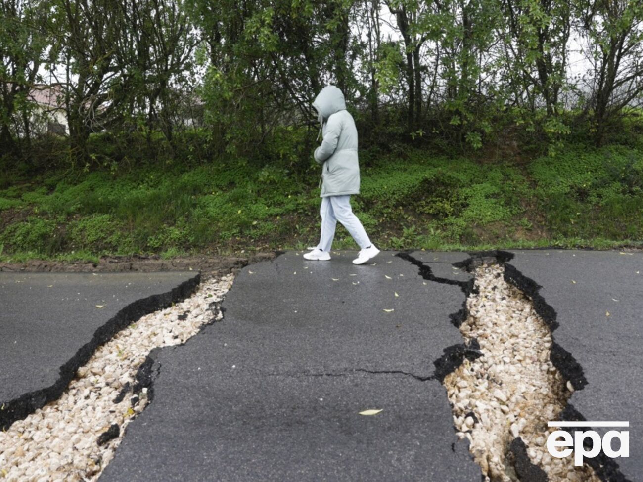 Из-за сильных дождей и резкого подъема уровня воды эвакуированы примерно 3 тыс. человек