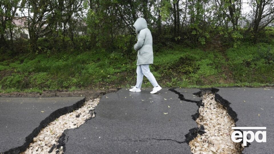 Через сильні дощі й різке підняття рівня води евакуювали приблизно 3 тис. людей