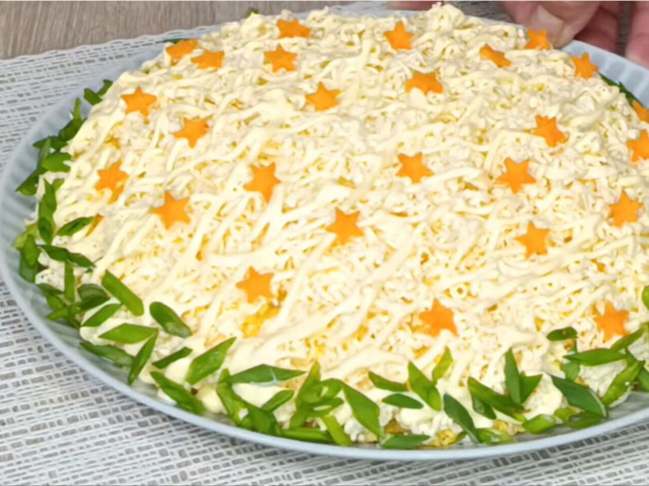 Салат можно подавать сразу или дать ему немного настояться