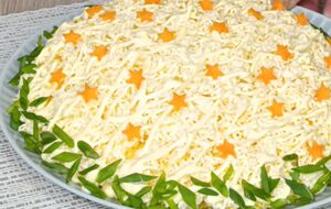 Салат можно подавать сразу или дать ему немного настояться