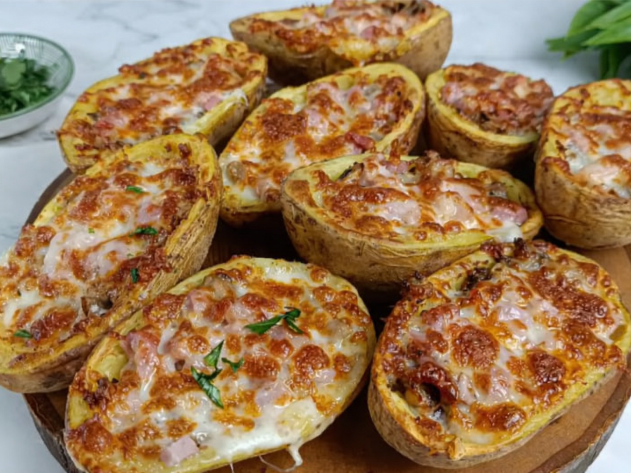 Посыпьте готовое блюдо зеленью, немного остудите и подавайте