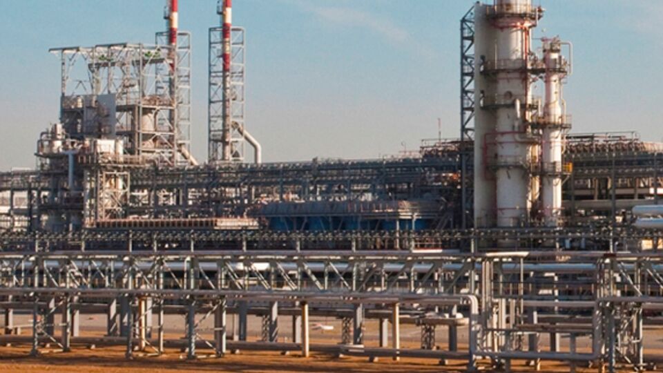 За словами співрозмовників, уражено установку первинної перегонки нафти CDU-1 на НПЗ