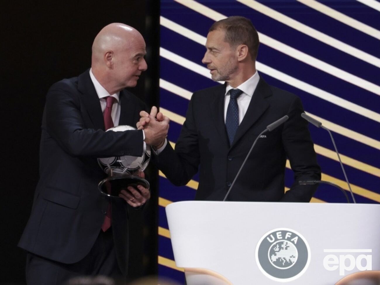 Чеферін (праворуч) сфотографувався з Інфантіно (ліворуч), який висловлювався про зняття бану з РФ