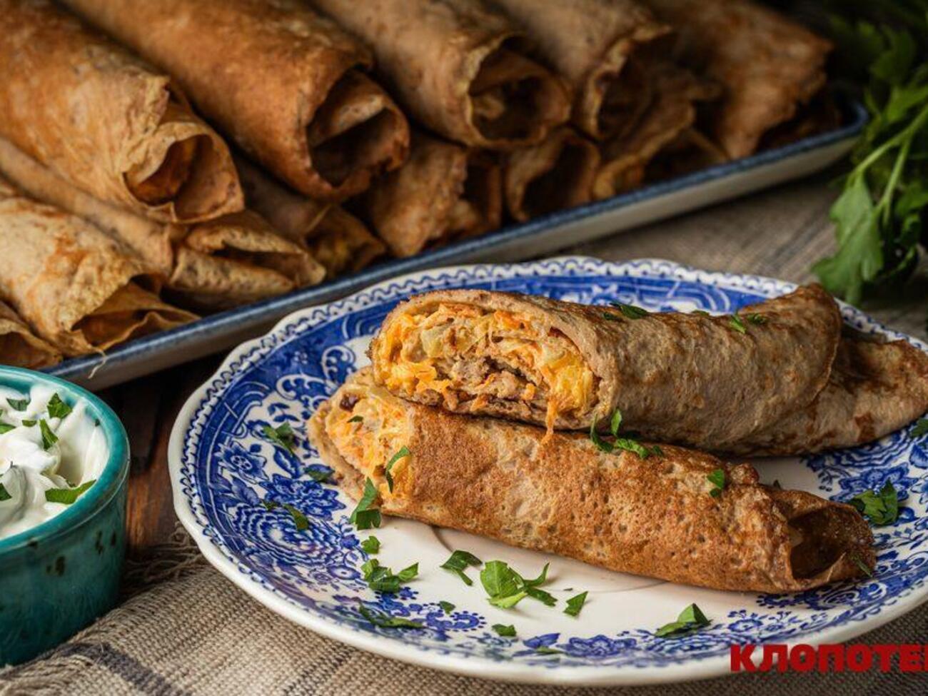 Блинчики следует свернуть рулетиком