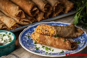 Блинчики следует свернуть рулетиком