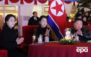 Дочці глави КНДР (посередині), ймовірно, 13 років