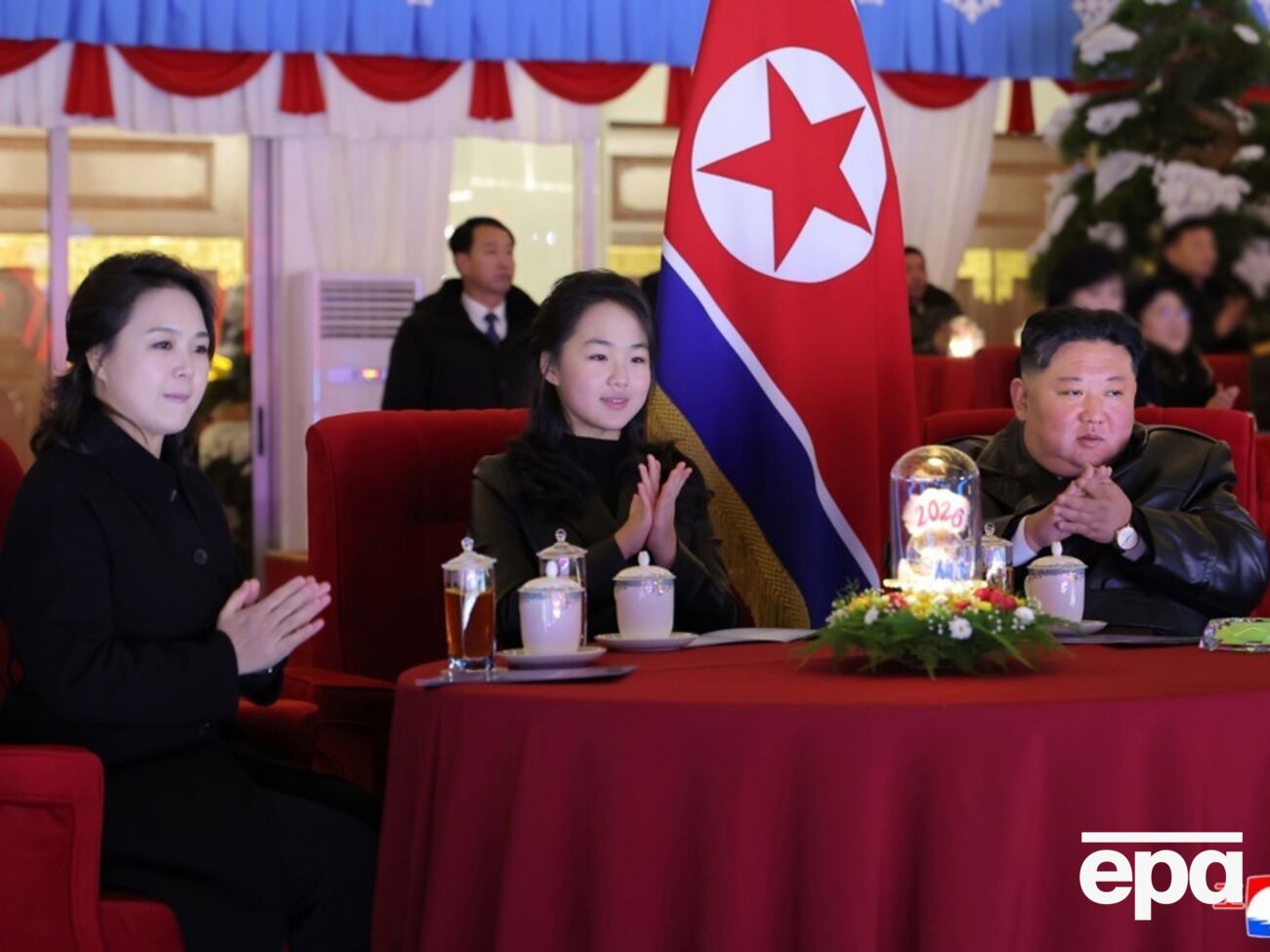 Дочери главы КНДР (в середине), предположительно, 13 лет