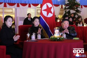 Дочери главы КНДР (в середине), предположительно, 13 лет