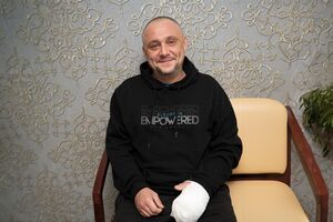 Евгений получил ранения при обстреле и ему сделали ряд операций, отметил Фонд