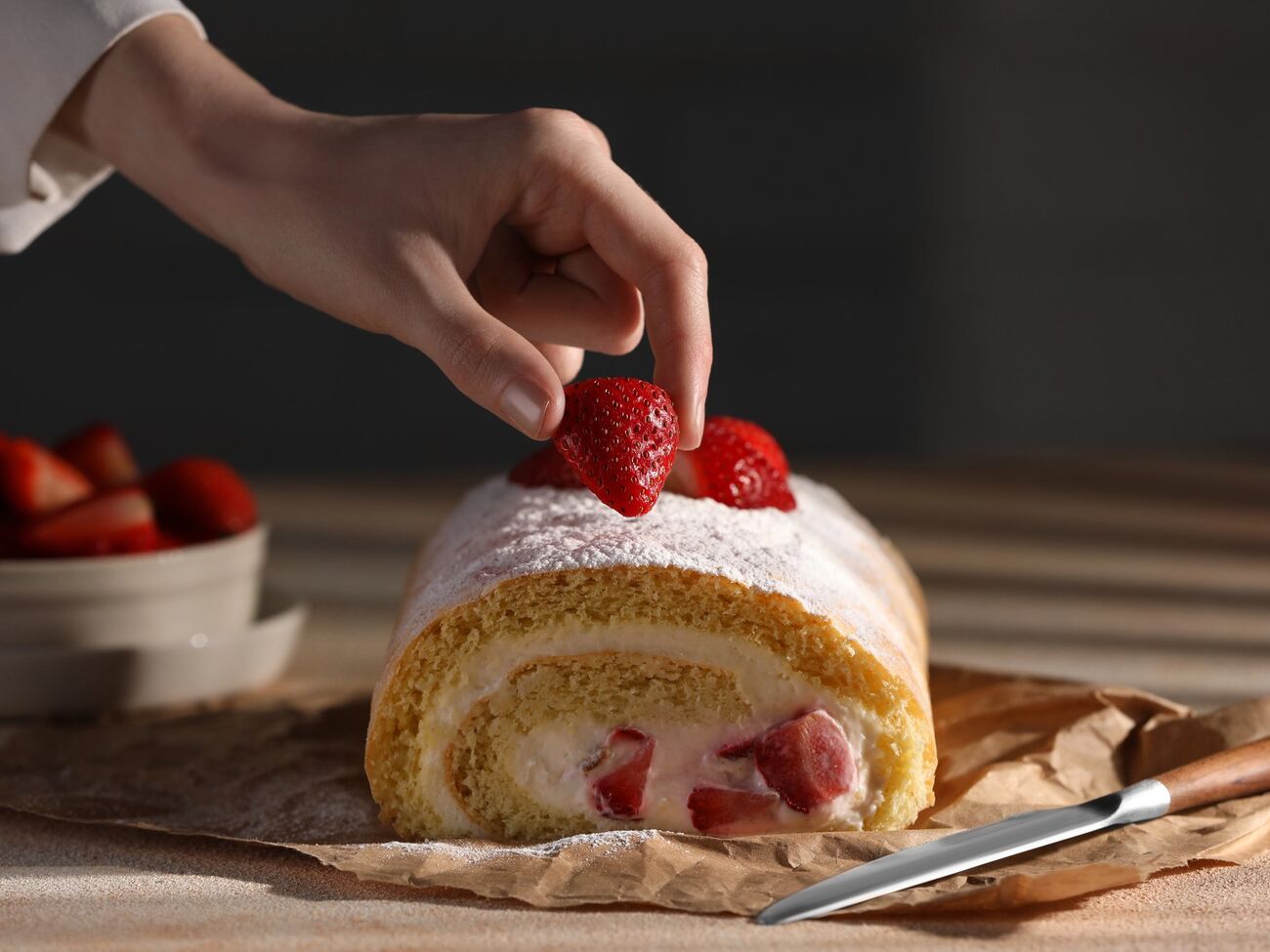 Рулет имеет кремовую начинку