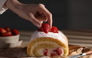 Рулет имеет кремовую начинку