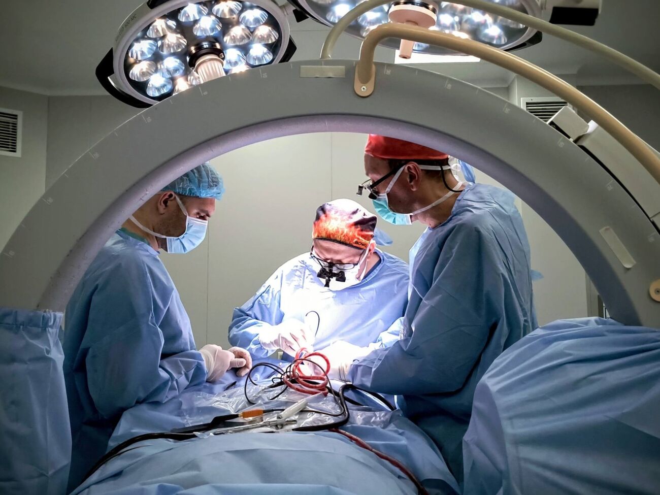 Після стабілізації стану й виходу з коми ліва сторона тіла пацієнта була повністю паралізована