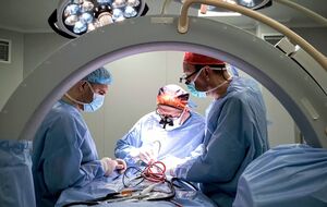 Після стабілізації стану й виходу з коми ліва сторона тіла пацієнта була повністю паралізована