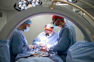 После стабилизации состояния и выхода из комы левая сторона тела пациента была полностью парализована