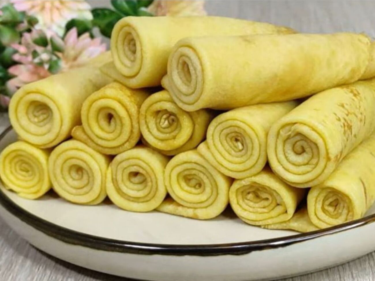 Смажте млинці по дві хвилини з кожного боку до готовності