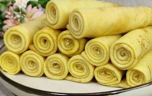 Смажте млинці по дві хвилини з кожного боку до готовності