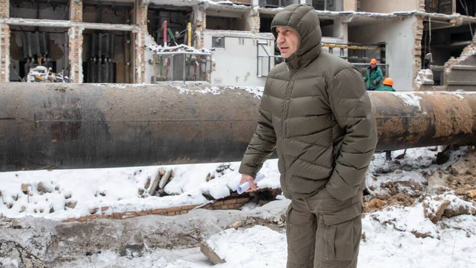 Замість того щоб займатися відновленням систем життєзабезпечення, працівники КП змушені займатися паперами, сказав Кличко