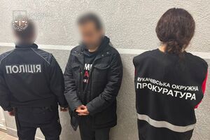 Заметив правоохранителей, фигурант решил убежать через окно