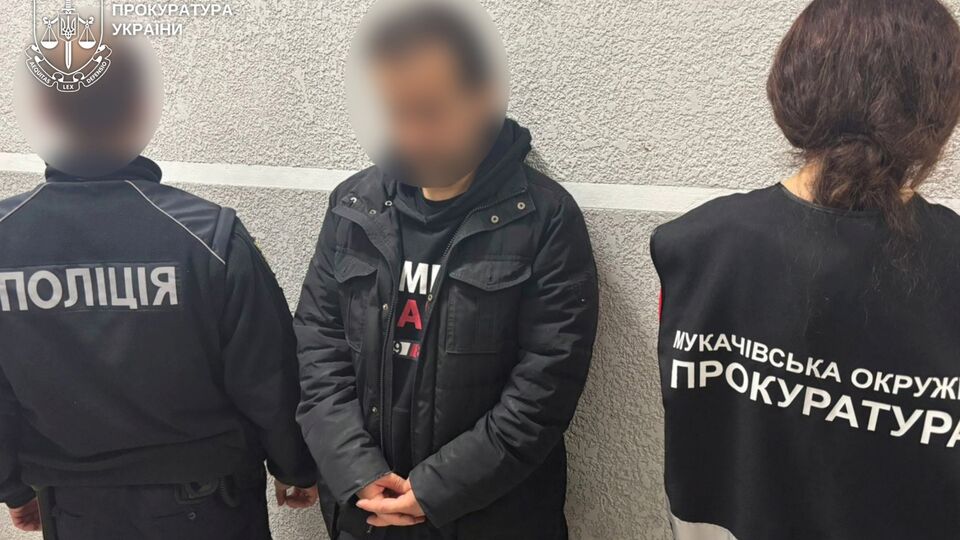 Заметив правоохранителей, фигурант решил убежать через окно