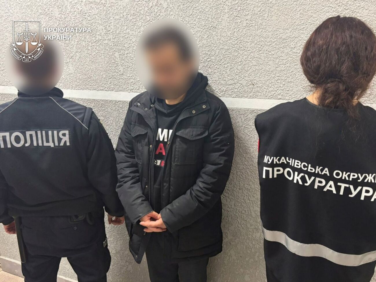 Заметив правоохранителей, фигурант решил убежать через окно