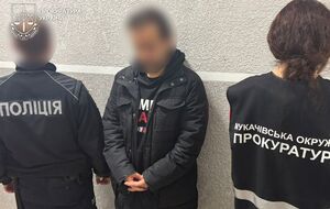 Заметив правоохранителей, фигурант решил убежать через окно