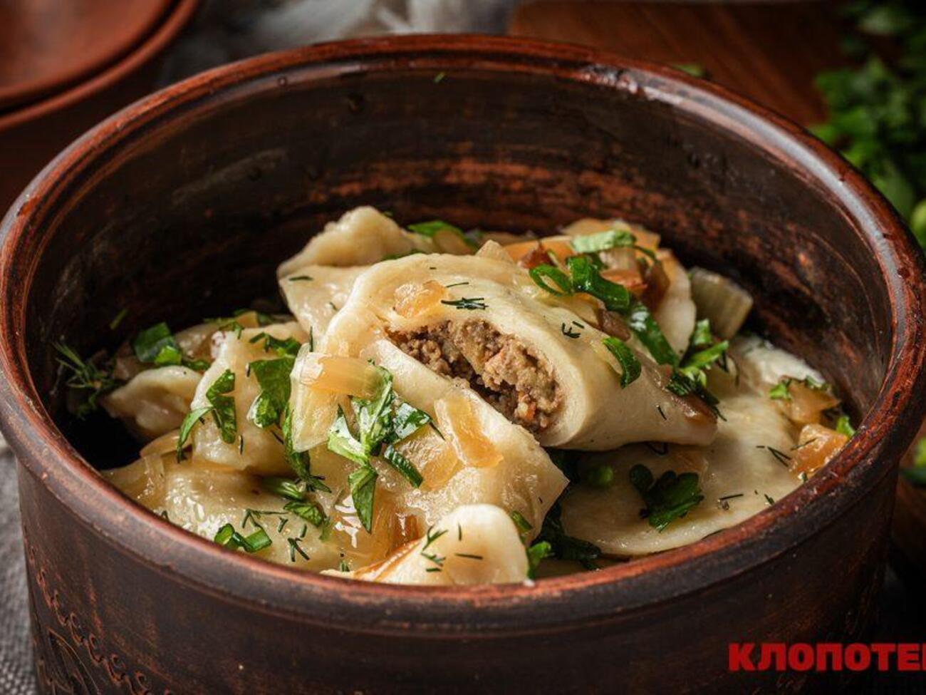 Вареники подают с луковой зажаркой