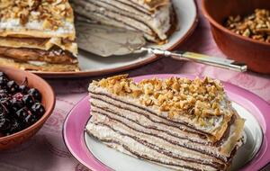 Торт із млинців треба охолодити перед подаванням