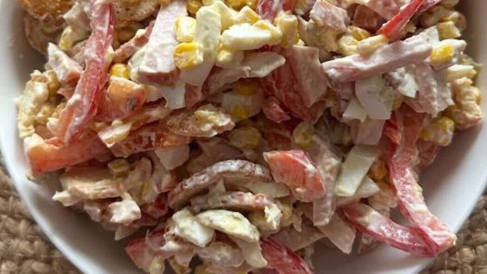 Для салата понадобится свежий болгарский перец