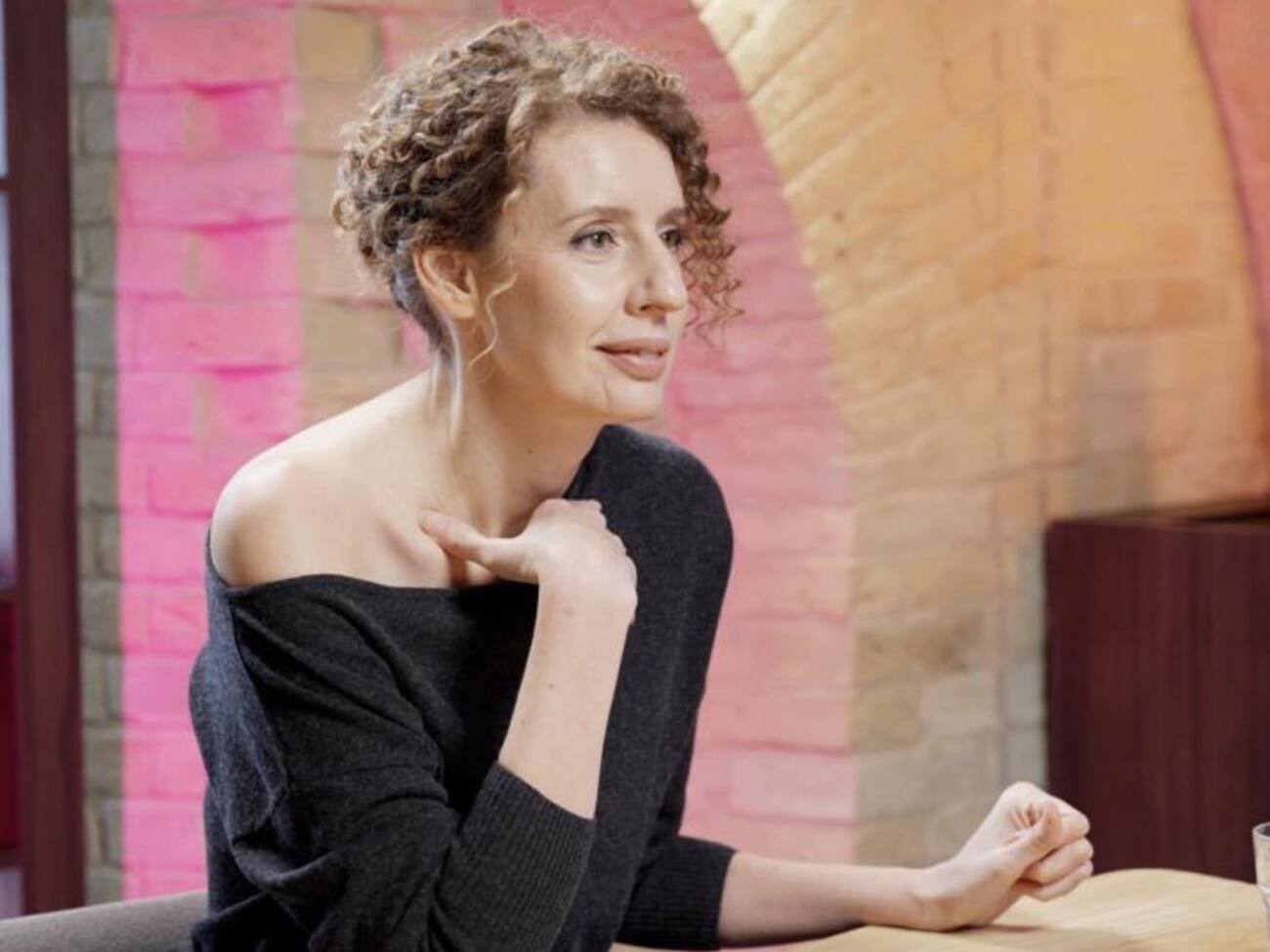 Не певна, що любов урятує світ. Нас урятує ядерна зброя. Любов допоможе протриматися