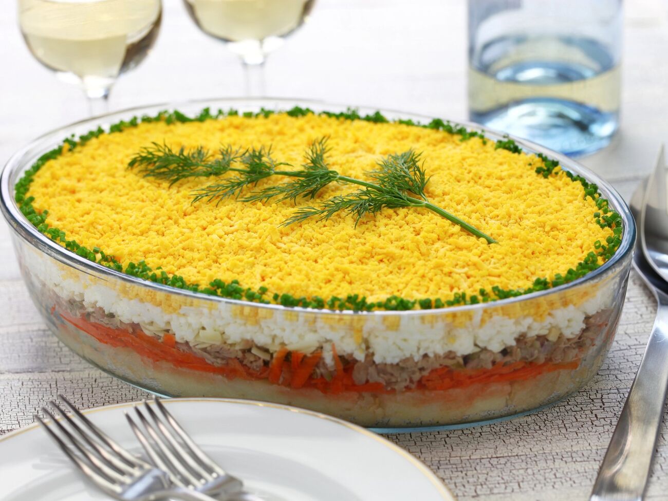 Для салата возьмите 350 г сардин