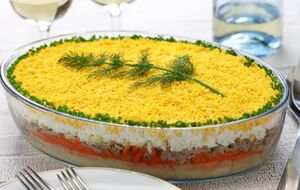 Для салата возьмите 350 г сардин