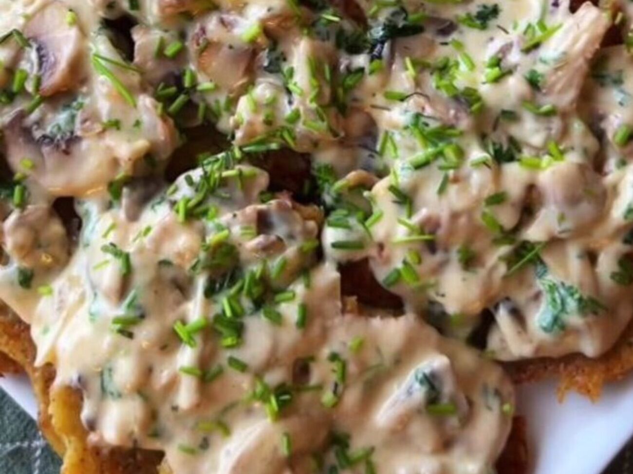 Для соусу знадобиться 400 г шампіньйонів