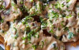 Для соусу знадобиться 400 г шампіньйонів