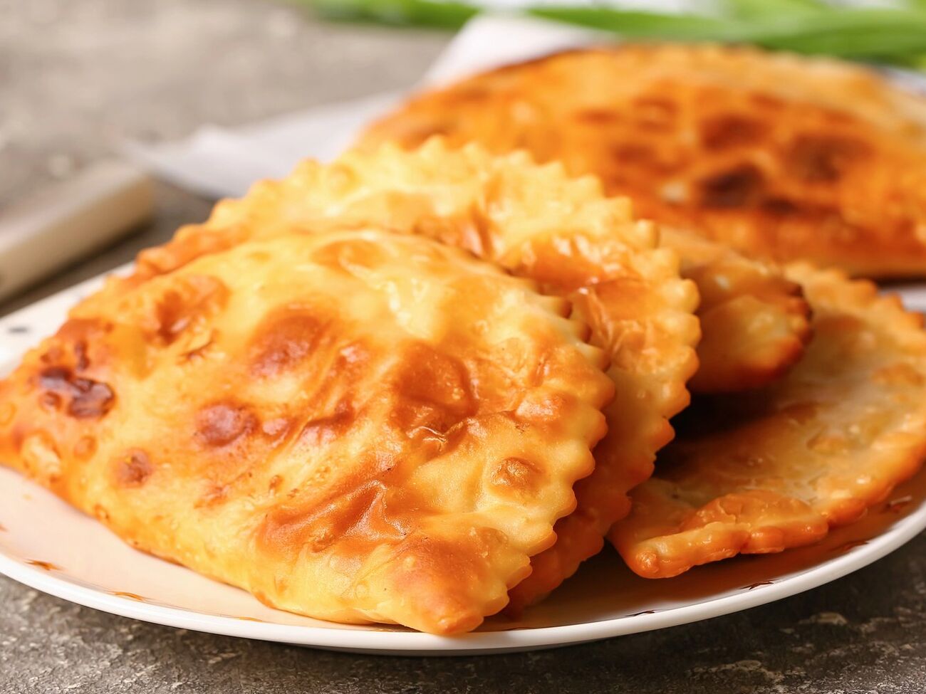 Для начинки понадобится 300 г любого фарша