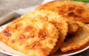 Для начинки понадобится 300 г любого фарша