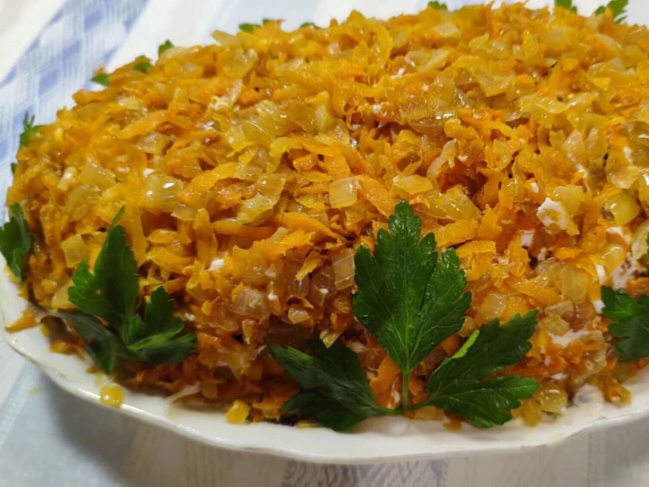 Поставьте салат в холодильник минимум на четыре часа, а лучше на ночь