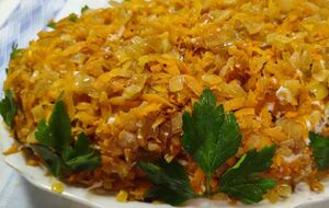 Поставьте салат в холодильник минимум на четыре часа, а лучше на ночь