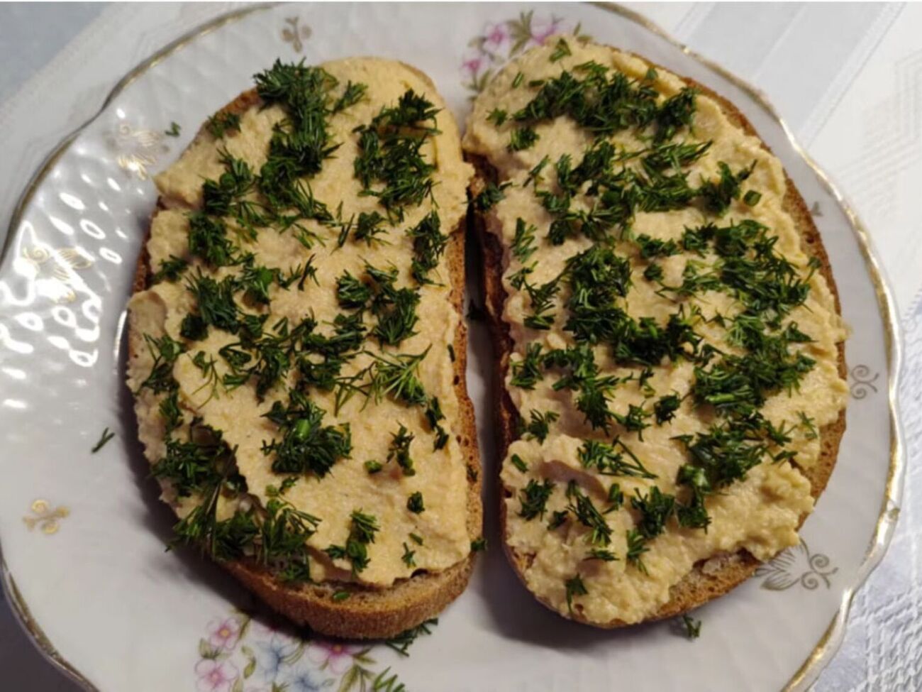 Паштет можно намазывать на хлеб и подавать к супу