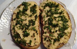 Паштет можно намазывать на хлеб и подавать к супу