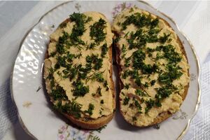 Паштет можно намазывать на хлеб и подавать к супу