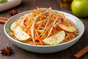 Салат будет вкуснее, если постоит в холодильнике около 30 минут после приготовления