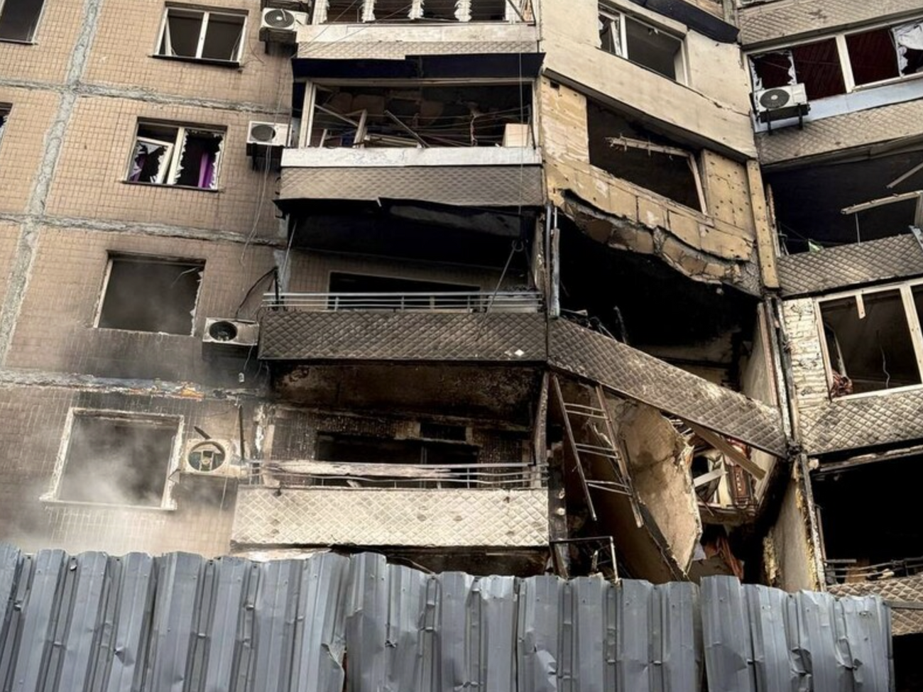 Значительные повреждения получил многоквартирный жилой дом