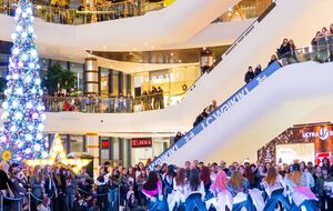 Пабліки пишуть, що чоловік упав із висоти одного поверху