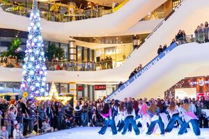 Пабліки пишуть, що чоловік упав із висоти одного поверху