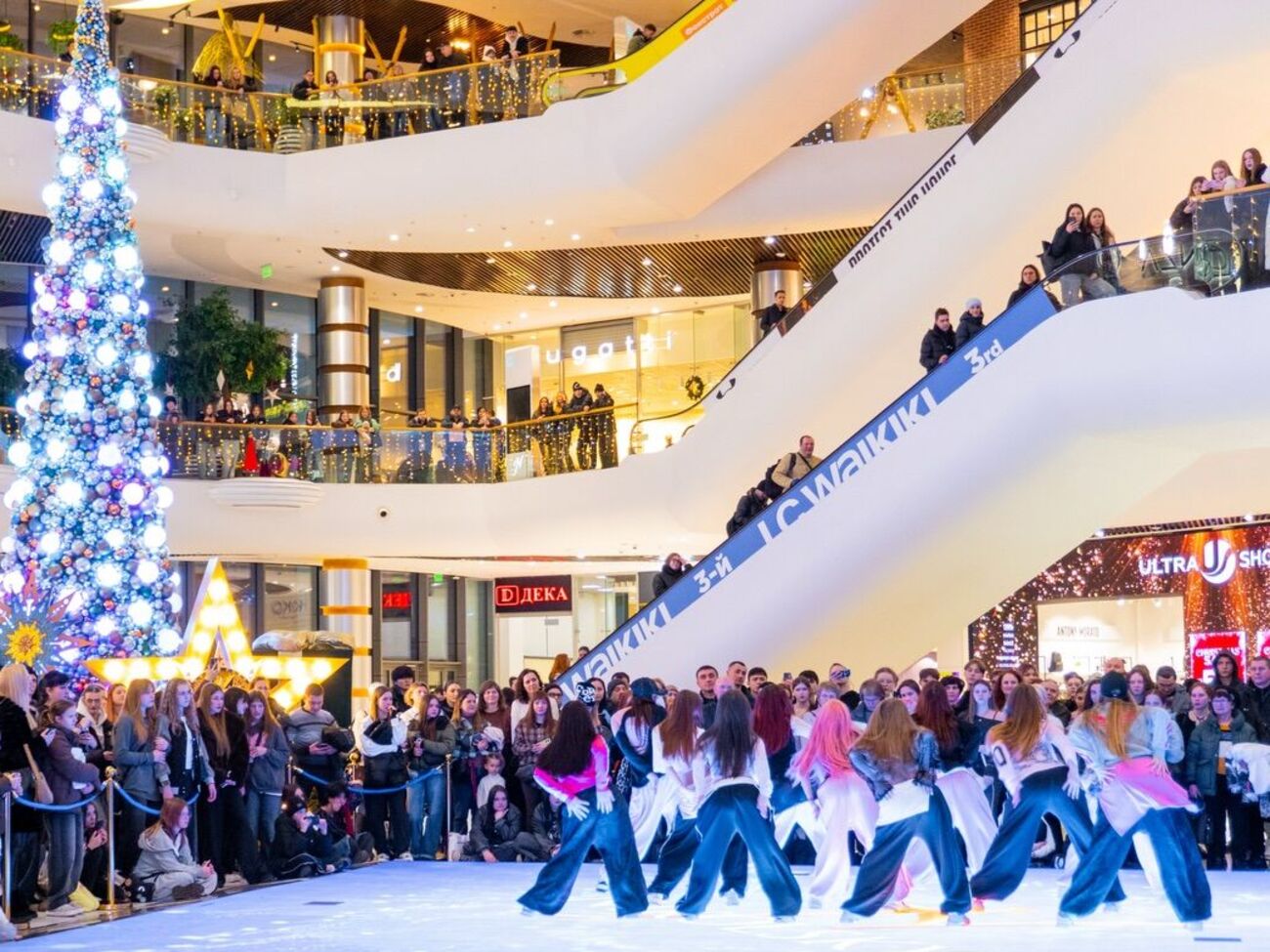 Паблики пишут, что мужчина упал с высоты одного этажа