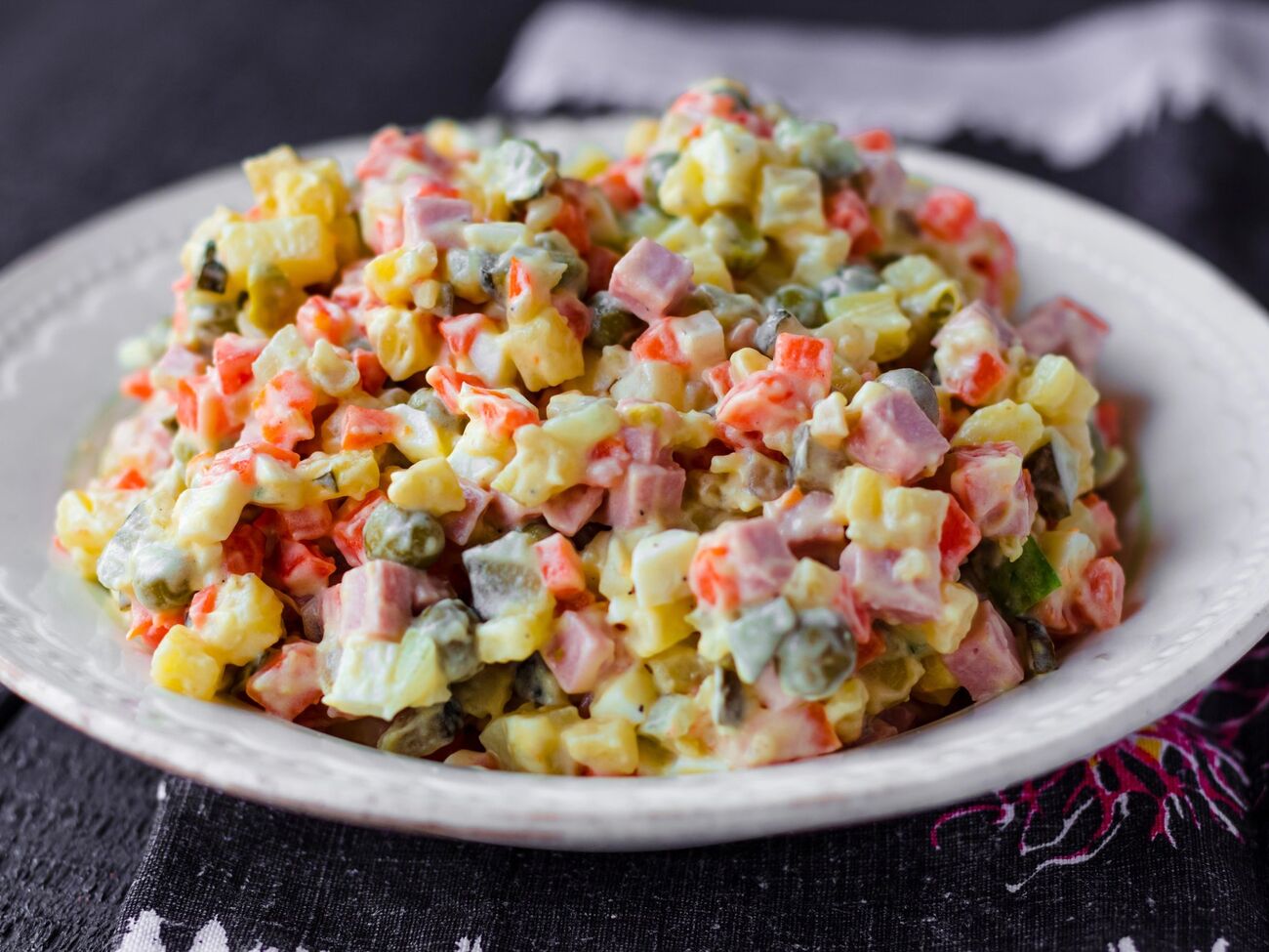 Для салата отварите три яйца